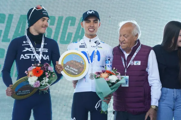 Diego Pescador (Movistar) recibiendo su trofeo por el segundo lugar, detrás de Christian Scaroni (XDS Astana) en la Clásica Camp de Morvedre 2026 (Movistar)