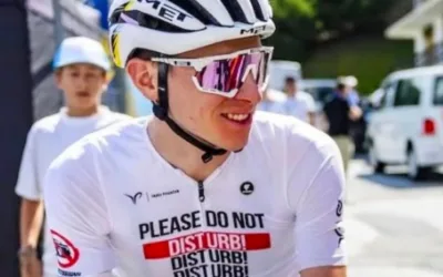 Tadej Pogacar (UAE) en 2025 con una malla de "no molestar".