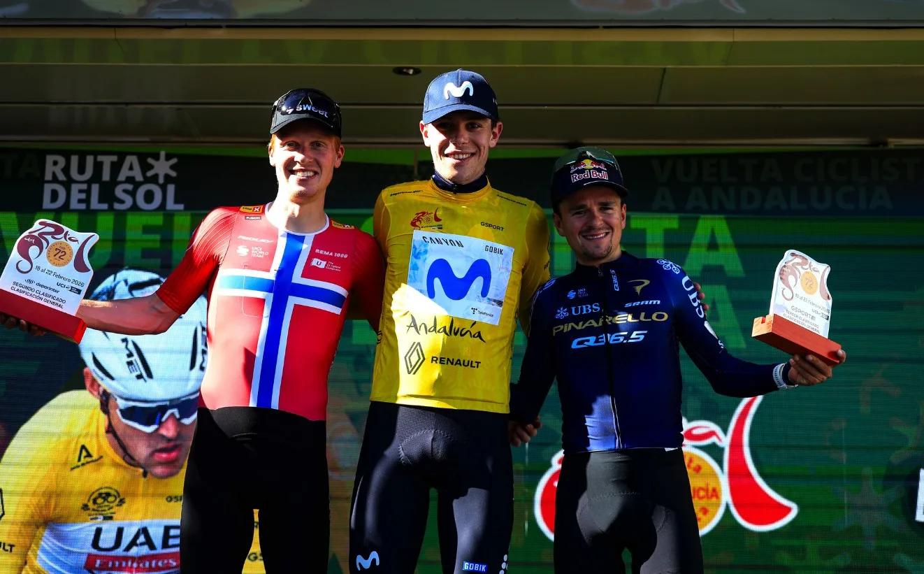 Iván Romeo (Movistar), Andreas Leknessund (Uno-X) y Tom Pidcock (Pinarello - Q36.5) en el podio de la Vuelta a Andalucía 2026