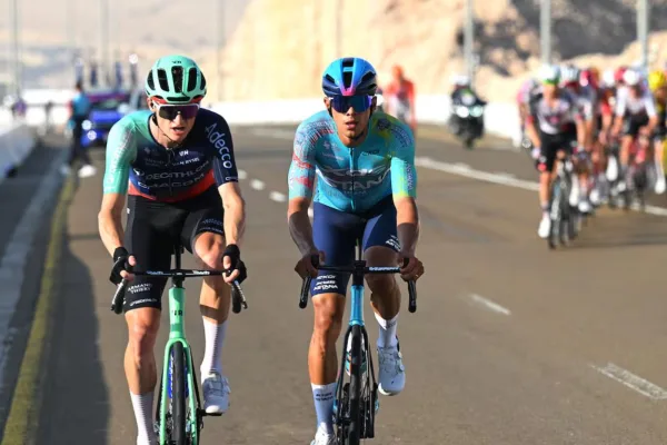 Felix Gall (Decathlon CMA CGM) y Harold Tejada (XDS Astana) en el UAE Tour 2026
