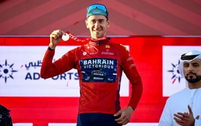 Antonio Tiberi (Bahrain - Victorious) viste la malla roja de líder tras ganar la tercera etapa del UAE Tour 2026