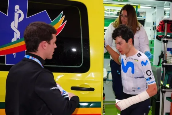 Cian Uijtdebroeks (Movistar) se baja de la ambulancia en la segunda etapa de la Volta a la Comunitat Valenciana 2026