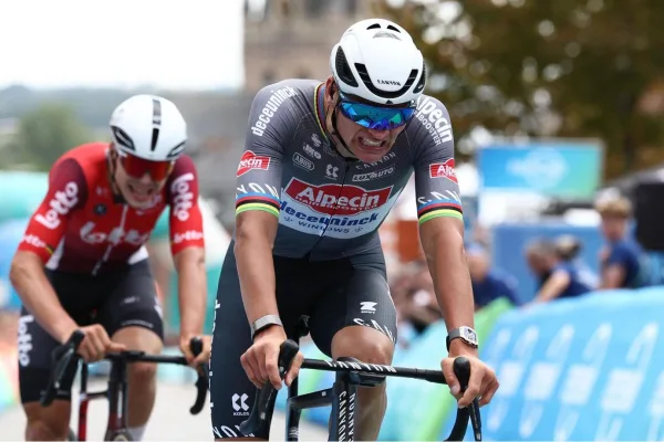 Arnaud de Lie (Lotto) y Mathieu van der Poel (Alpecin) en el Renewi Tour 2025