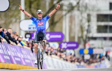 Mathieu van der Poel (Alepcin - Premier Tech) al ganar Omloop 2026