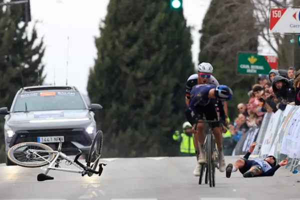 Jan Christen (UAE) persiguiendo a Tom Pidcock (Q36.5) tras provocar la caída de Maxim van Gils (Red Bull) en la meta de la Clásica Jaén 2026