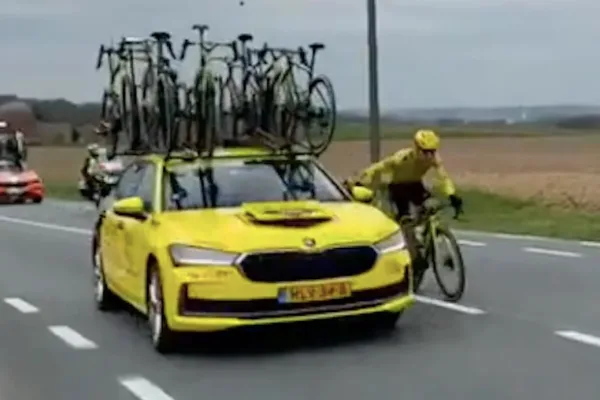 Axel Zingle (Visma - Lease a Bike) y el "sticky bottle" que derivó en su descalificación en la E3 2026