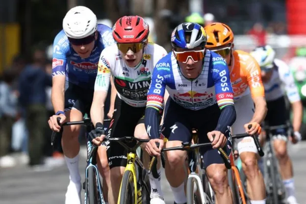 Remco Evenepoel ataca con Vingegard a rueda en la última etapa en Barcelona de la Volta a Catalunya 2026