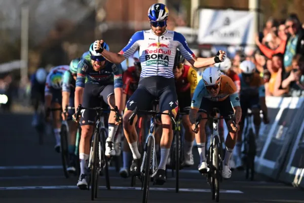 Jordi Meeus (Red Bull) vence Le Samyn 2026