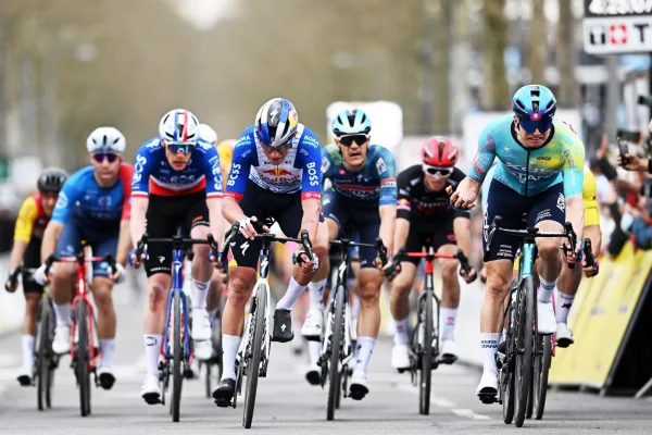 Max Kanter (XDS Astana) gana la segunda etapa de París-Niza 2026