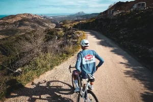¿Por qué Van der Poel viajó a España para prepararse para el Tour de Flandes?