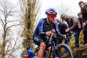 Pidcock y otra batalla contra su chaqueta: el “error de principiante” que lo condenó a la derrota