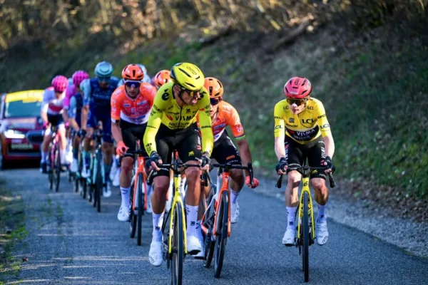 Bruno Armirail y Jonas Vingegaard en la quinta etapa de París-Niza 2026