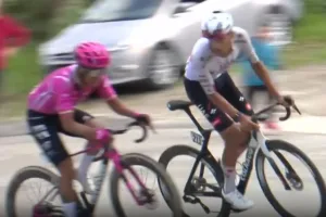 Carapaz cuestionado por su equipo: “Fue un poco vergonzoso, perdió la cabeza”