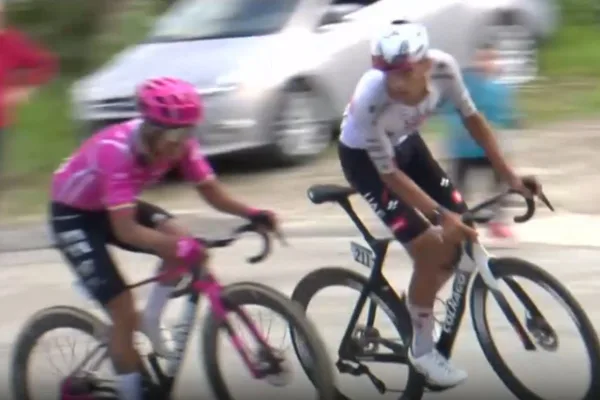 Isaac del Toro (UAE) al superar a Richard Carapaz (EF) en un ataque en la etapa 5 de Tirreno Adriático 2026.