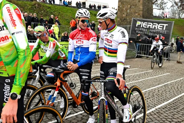 Tibor del Grosso y Mathieu van der Poel (Alpecin) antes de una carrera de ciclocross