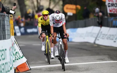 Isaac del Toro (UAE) y Matteo Jorgenson (Visma) llegan a meta en la quinta etapa de Tirreno-Adriático