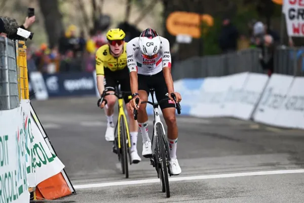 Isaac del Toro (UAE) y Matteo Jorgenson (Visma) llegan a meta en la quinta etapa de Tirreno-Adriático