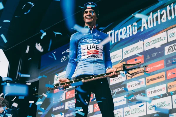 Isaac del Toro (UAE) con el trofeo de Tirreno Adriático 2026