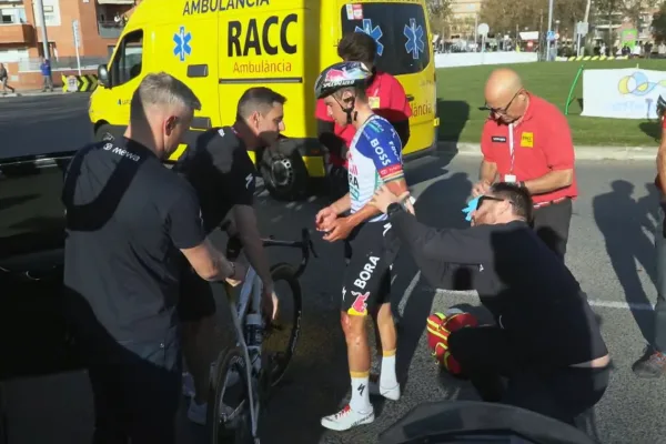 Remco Evenepoel (Red Bull - BORA) tras sufrir una caída en la etapa 3 de la Volta a Catalunya 2026