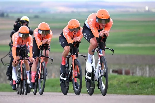 Ineos Grenadiers en la crono por equipos de la tercera etapa de París - Niza 2026