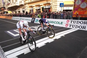 Pogacar ganó San Remo con la bicicleta quebrada