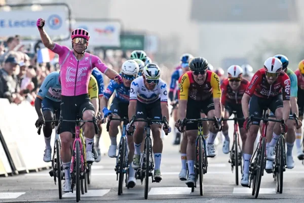 Luke Lamperti (EF Education - Easypost) gana la primera etapa de París-Niza 2026