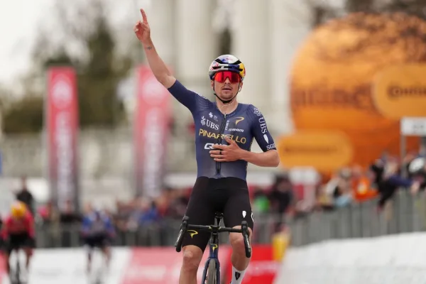 Tom Pidcock (Pinarello - Q36.5) gana Milano-Torino 2026