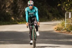 Ciclista mexicano de Petrolike termina en coma inducido tras caída en Coppi e Bartali