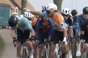 Ciclista del equipo de Iniesta le da un puñetazo a un rival: descalificado y castigado