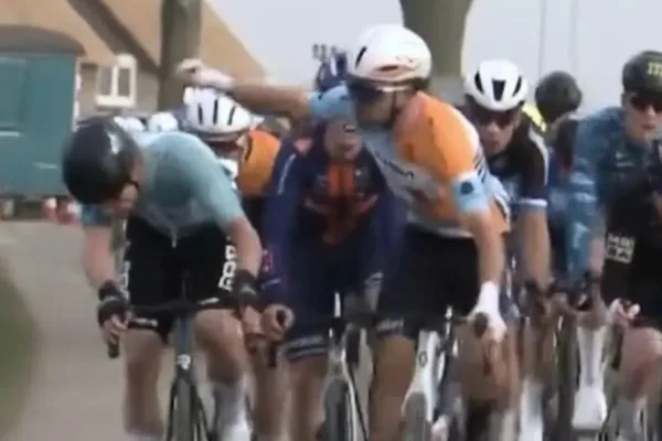 El neozelandés Kiaan Watts, ciclista del equipo de desarrollo de NSN (ex Israel – Premier Tech) le pega con el puño al neerlandés Marijn Maas (Beat Cycling Club).