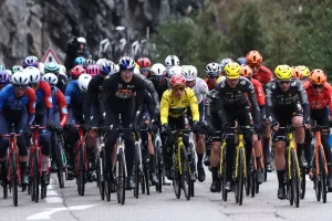 La lluvia y la nieve esfuman la etapa reina de París-Niza; Godon gana al sprint