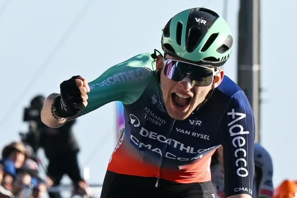 Paul Seixas al conseguir su primera victoria profesional en la Volta ao Algarve 2026