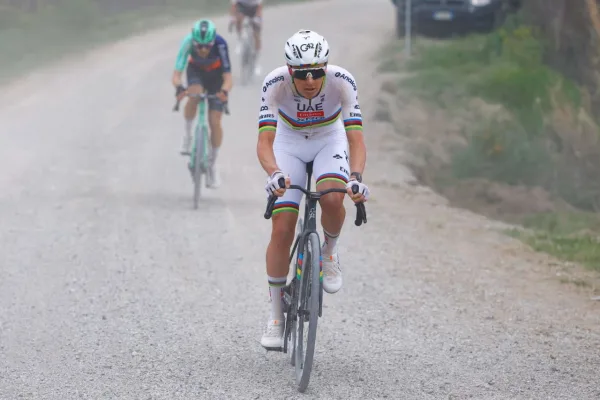 Tadej Pogacar (UAE) ataca a Paul Seixas (Decathlon) en Strade Bianche 2026