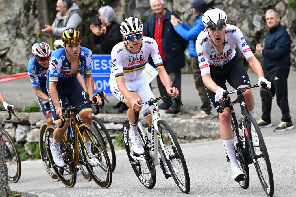 Pavel Sivakov trabajando para Tadej Pogacar (UAE) en Lombardía 2024