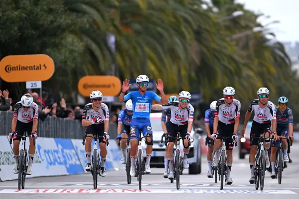 UAE Team Emirates celebra el triunfo de Isaac del Toro en Tirreno Adriático 2026