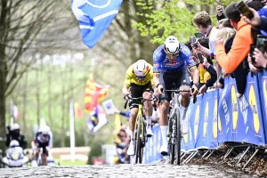 Van der Poel y Van Aert libran una batalla de la “vieja escuela” pero no evitan el sprint