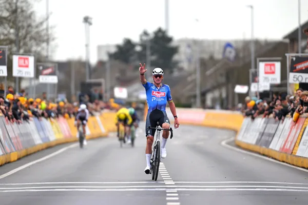 Mathieu van der Poel (Alpecin - Premier Tech) gana la E3 Saxo Classic 2026
