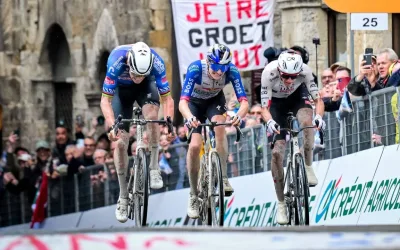 Mathieu van der Poel (Alpecin) triunfa frente a Isaac del Toro (UAE) y Giulio Pellizzari (Red Bull) en la segunda etapa de Tirreno-Adriático 2026