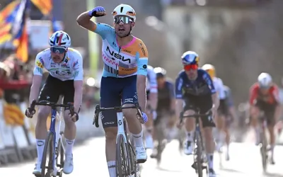 Ethan Vernon (NSN) vence a Dorian Godon (INEOS) en la cuarta etapa de la Volta a Catalunya 2026 (