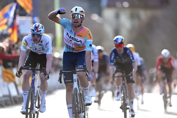 Ethan Vernon (NSN) vence a Dorian Godon (INEOS) en la cuarta etapa de la Volta a Catalunya 2026 (