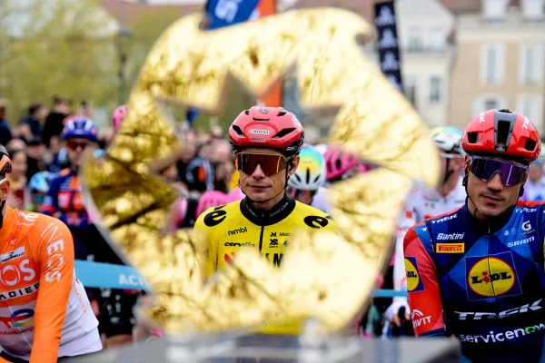 Jonas Vingegaard (Visma - Lease a Bike) y Juan Ayuso (Lidl - Trek) en París Niza 2026