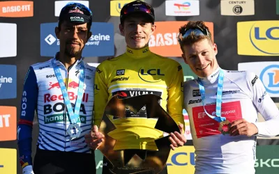 Jonas Vingegaard (Visma - Lease a Bike), Daniel Felipe Martínez (Red Bull - BORA - hansgrohe) y Georg Steinhouser (EF), el podio final de París-Niza 2026