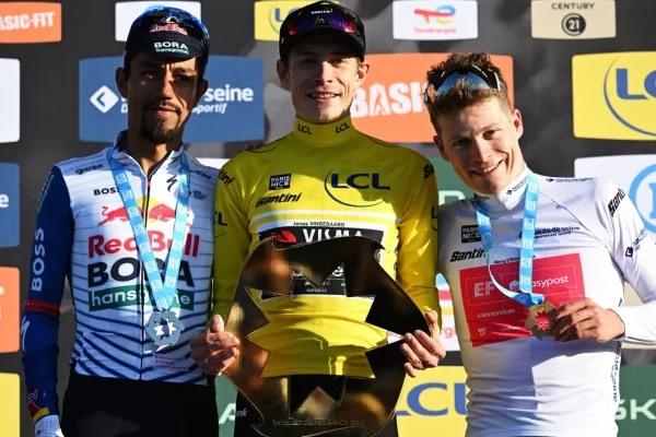 Jonas Vingegaard (Visma - Lease a Bike), Daniel Felipe Martínez (Red Bull - BORA - hansgrohe) y Georg Steinhouser (EF), el podio final de París-Niza 2026
