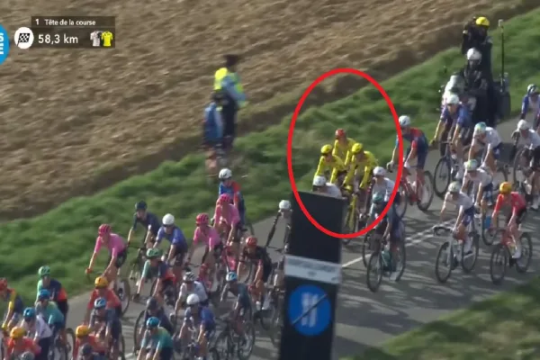 El posicionamietno que Vingegaard y Visma - Lease a Bike adoptaron en la parte trasera del pelotón durante la segunda etapa de París - Niza 2026