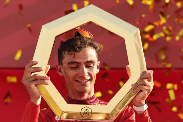 Isaac del Toro al ganar el UAE Tour 2026