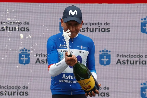 Nairo Quintana (Movistar) en el podio tras ganar la Vuelta Asturias 2026