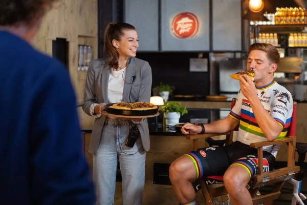 Remco Evenepoel grabando un comercial para su patrocinador Pizza Hut