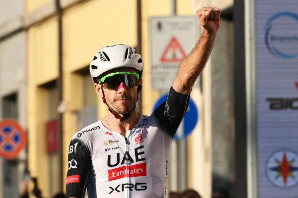 Adam Yates (UAE Team Emirates) gana la cuarta etapa de O Gran Camiño 2026