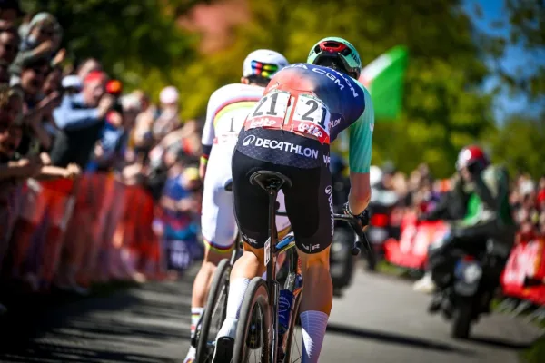 Paul Seixas (Decathlon CMA CGM) y Tadej Pogacar (UAE Team Emirates) en Lieja Bastoña Lieja 2026