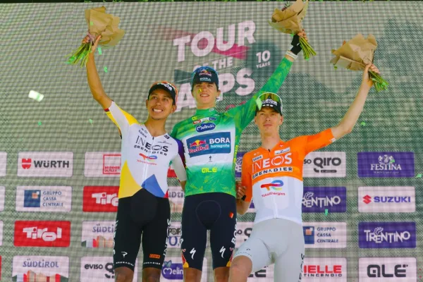 Giulio Pellizzari (Red Bull - BORA), Egan Bernal (INEOS) y Thymen Arensman (INEOS), el podio del Tour of the Alps 2026.